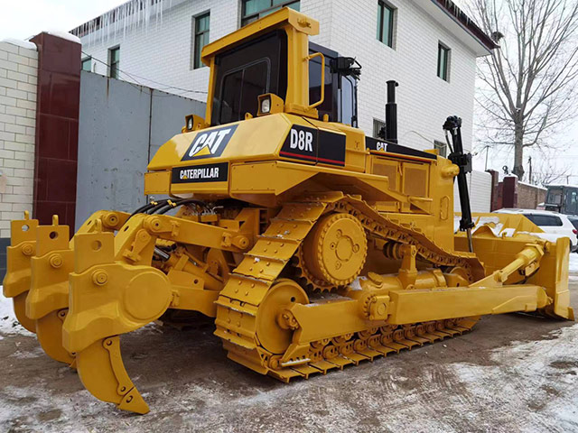 De gebruikte caterpillar D8R bulldozer is een krachtig hulpmiddel voor het efficiënt uitvoeren van diverse grondverzetwerkzaamheden
